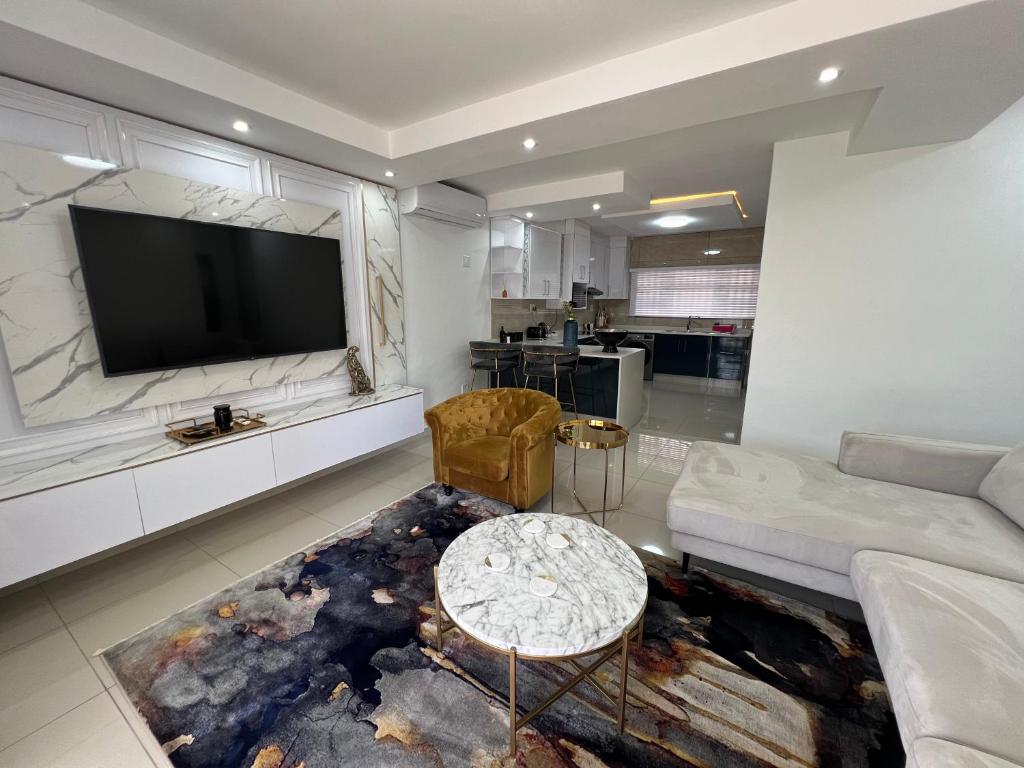 Lounge and kitchen at Shobalenkunzi Opulent Apartments